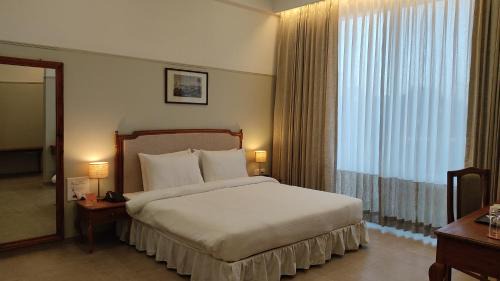 Deluxe Queen Room
