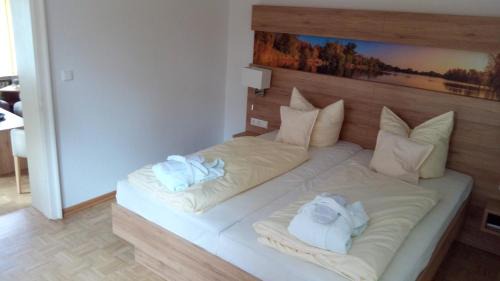Deluxe Double Room (2 Adults + 1 Child)