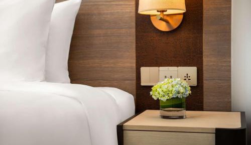Suite with Bathtub - 15 percent off on food, beverages and spa, free snacks, soft drinks & fruit platter. Airport Drop. Early Check-In & Late Check-out   