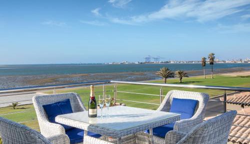 Flamingo Suite with Balcony and Lagoon View