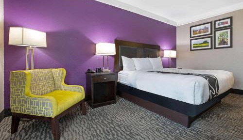 King Room with Bath Tub - Mobility/Hearing Accessible - Non-Smoking