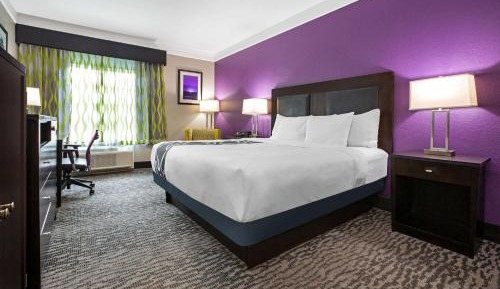 Deluxe King Room with Bath Tub - Mobility/Hearing Accessible - Non-Smoking