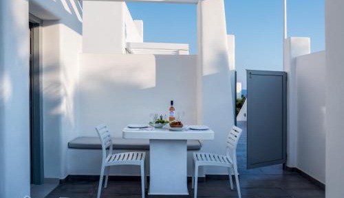 This suite is consisted of of 1 living room, 1 separate bedroom and 1 bathroom with a shower and free toiletries. Featuring a terrace with lake views, this suite also offers air conditioning and a flat-screen TV. The unit offers 3 beds.