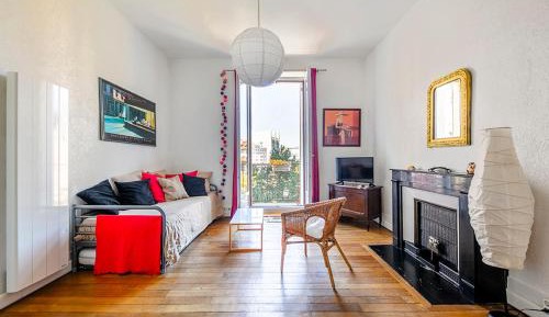 Apartment with Mountain View