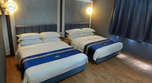 Deluxe Queen Room with Two Queen Beds