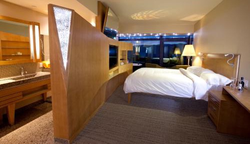 Standard King Room with Lake View