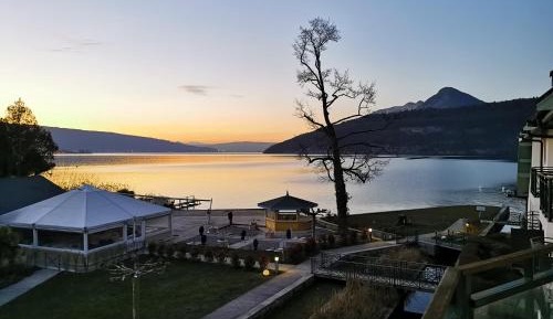 Apartment with Lake View