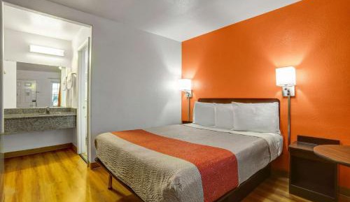 Deluxe Queen Room - Non-Smoking