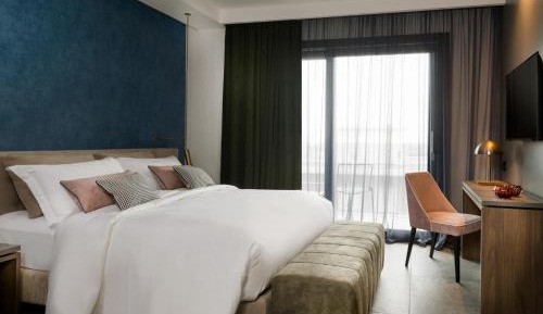 Deluxe Double Room with Side Sea View