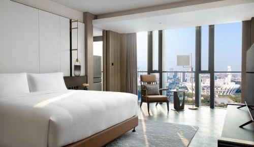 One-Bedroom Suite with Dining and Meeting Area