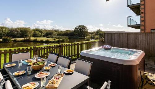 8 Berth Superior Wooden Lodge 4 Bed (2xD 2xT) Hot Tub P/Free