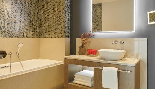 Classic King Room with Courtyard View