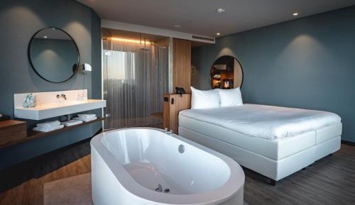 Superior King City view with Bath tub
