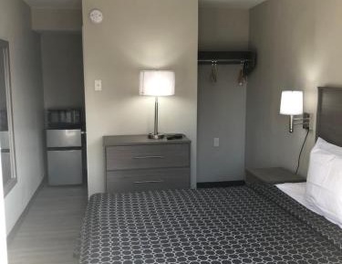 Queen Room - Non-Smoking