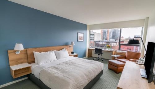 Deluxe Room with One King Bed