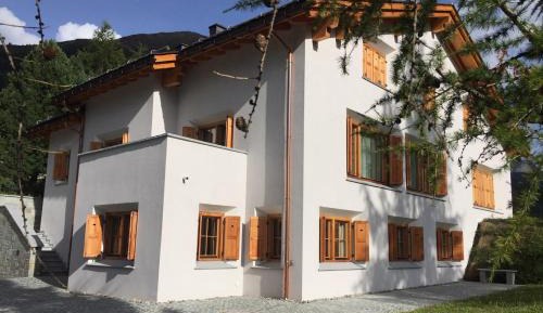 Apartment with Mountain View