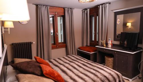 Double or Twin Room with Mountain View