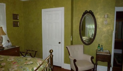 Deluxe Queen Studio 