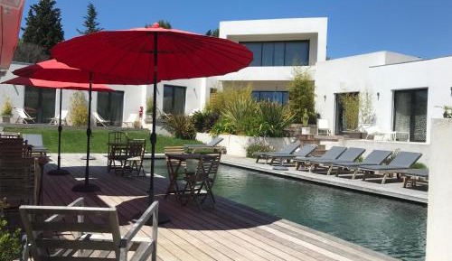 Apartment with Pool View 
