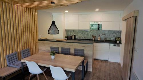 Apartment with Mountain View