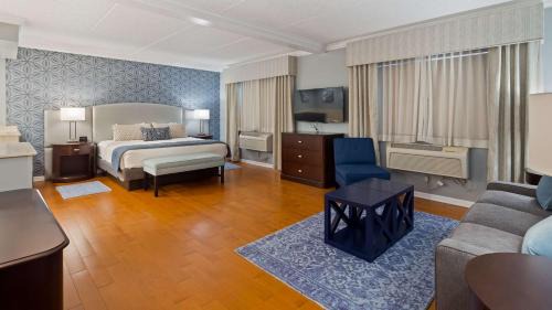 King Suite with Sofa Bed and Dry Bar
