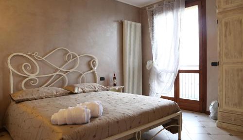 Two-Bedroom Apartment with Mountain View