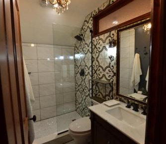 Deluxe Queen Suite