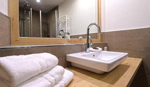 Deluxe Double Room (2 Adults + 1 Child)