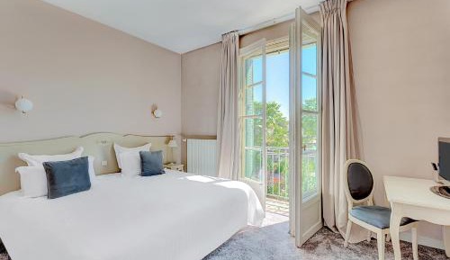 Privilege Room with King Bed and River View - Non-Smoking