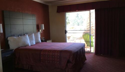 1 King Bed Non-Smoking