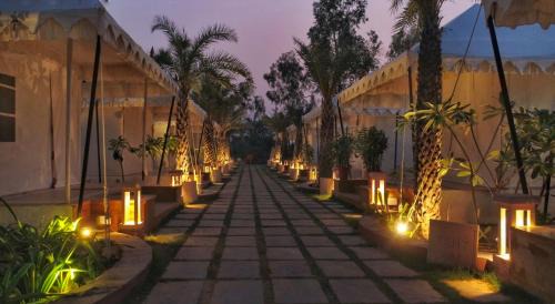 Deluxe Tent - 20% off on F&B, Spa and Laundry, Happy Hours from 11 AM to 8 PM