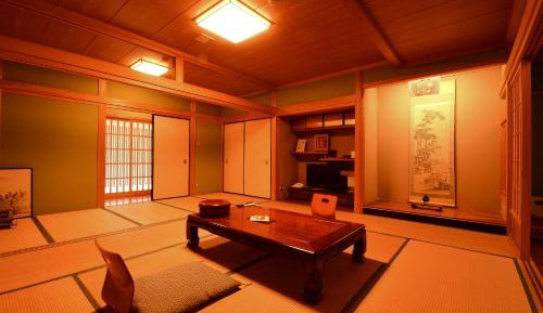 Standard Japanese-Style Large Family Room with Shared Bathroom