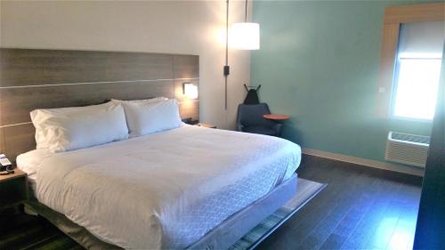 King Room - Mobility Access/Hearing Accessible