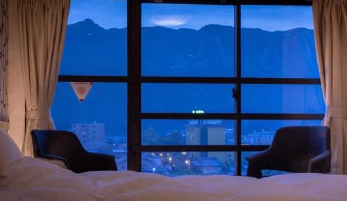 Standard Twin Room with Mountain View