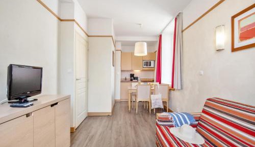 One-Bedroom Apartment with Sleeping Alcove and Terrace or Balcony (6 People)