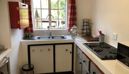 Deluxe One-Bedroom Cottage