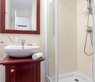 One-Bedroom Apartment with Sleeping Alcove and Terrace or Balcony (7 People)