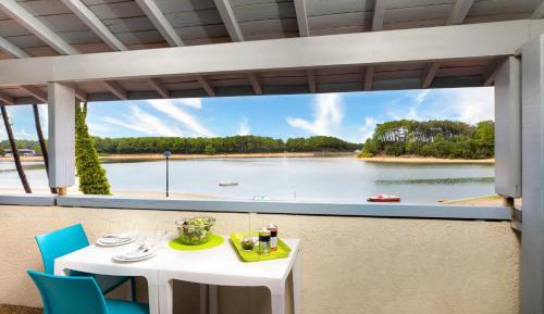 Two-Bedroom Apartment with Lake View (6 Adults)