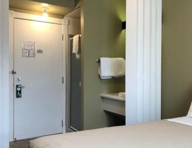 Room with Double Bed with Shower and Shared Restroom