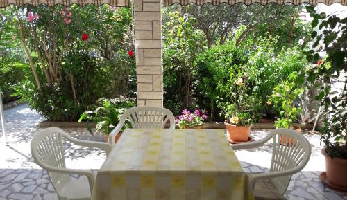 Apartment with Garden View
