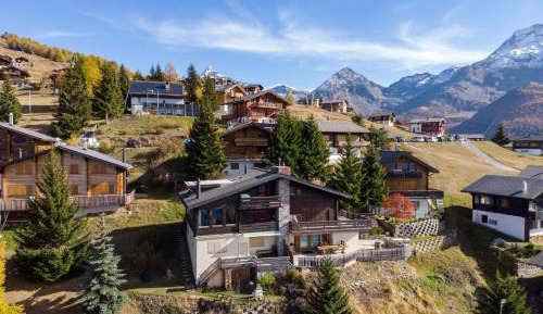 Apartment with Mountain View