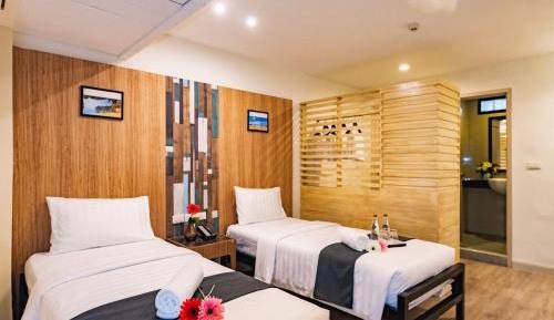 Classic Hollywood Room - No Window