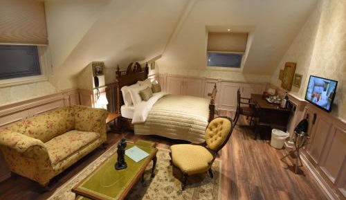 Deluxe King Suite