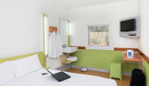 Standard Queen Room