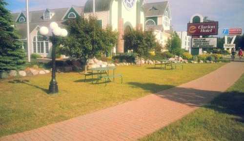 Queen Room with Two Queen Beds - Courtyard View