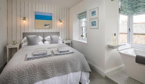 Deluxe King Room with Bath