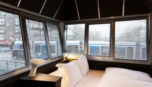 Apartment with Lake View