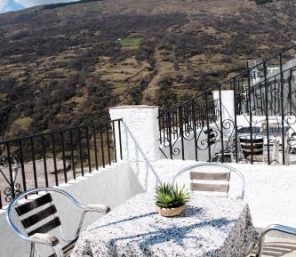 Two-Bedroom Apartment with Mountain View (4 Adults)