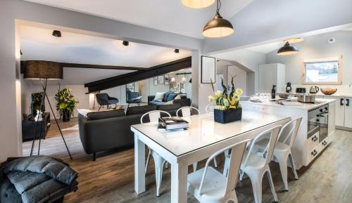 Apartment with Mountain View