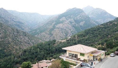 Apartment with Mountain View